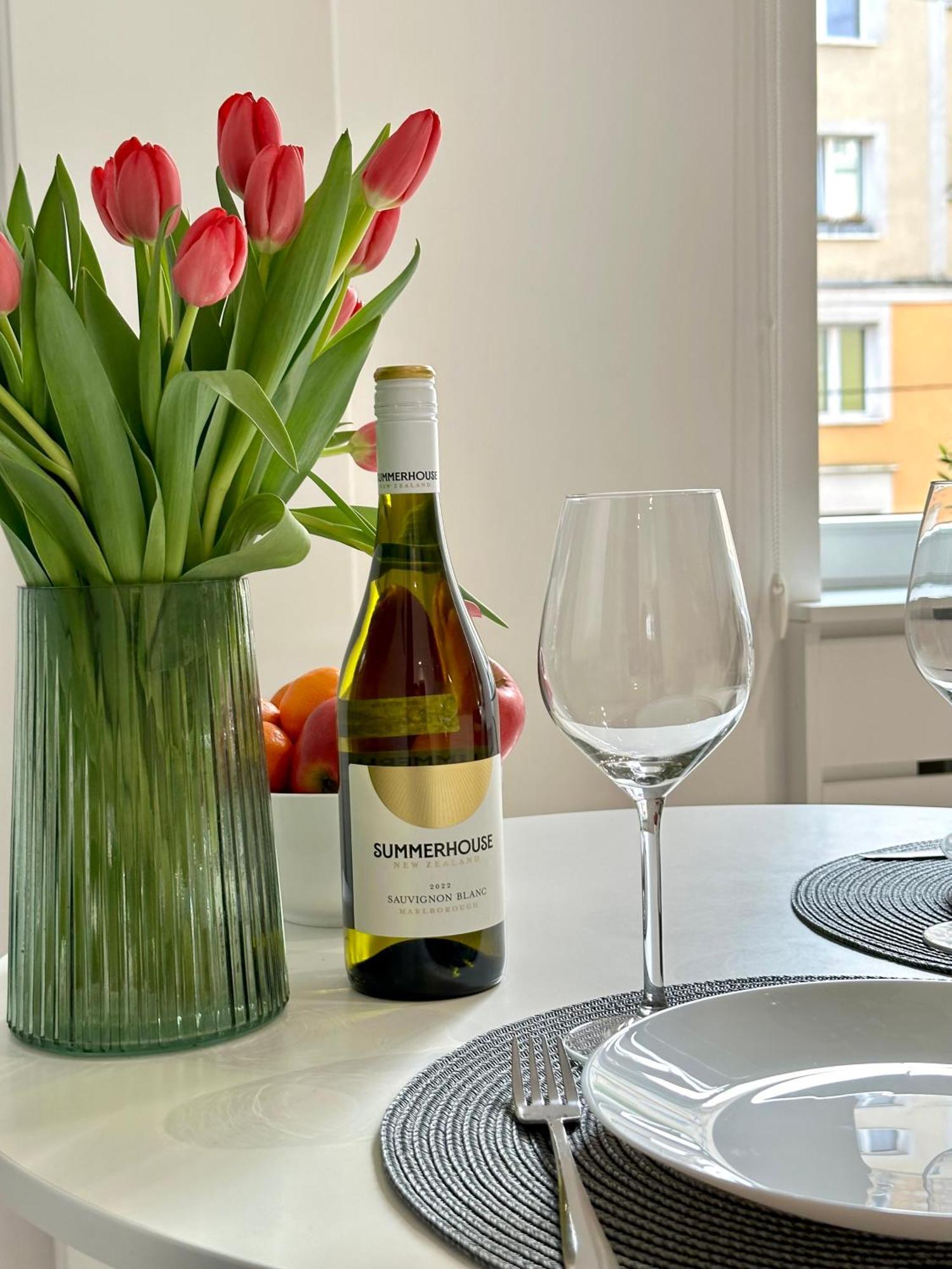 White Centrum 2-bedroom Apartment